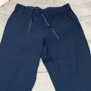 LULULEMON ON THE FLY CROP NAVY BLUE